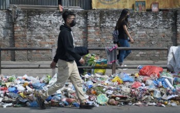 सिसडोल भरियो, सडक किनारामा जताततै फोहर : एक हप्ता फोहर घरबाहिर ननिकाल्न महानगरको आग्रह